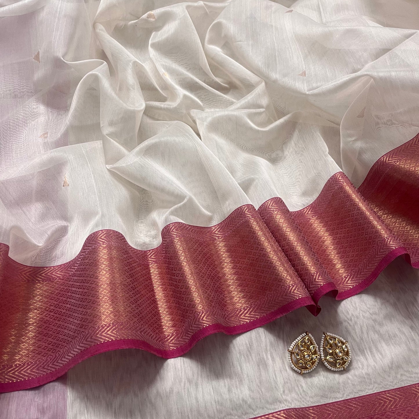 Off white and pink maheshwari saree with triangular bootis all over