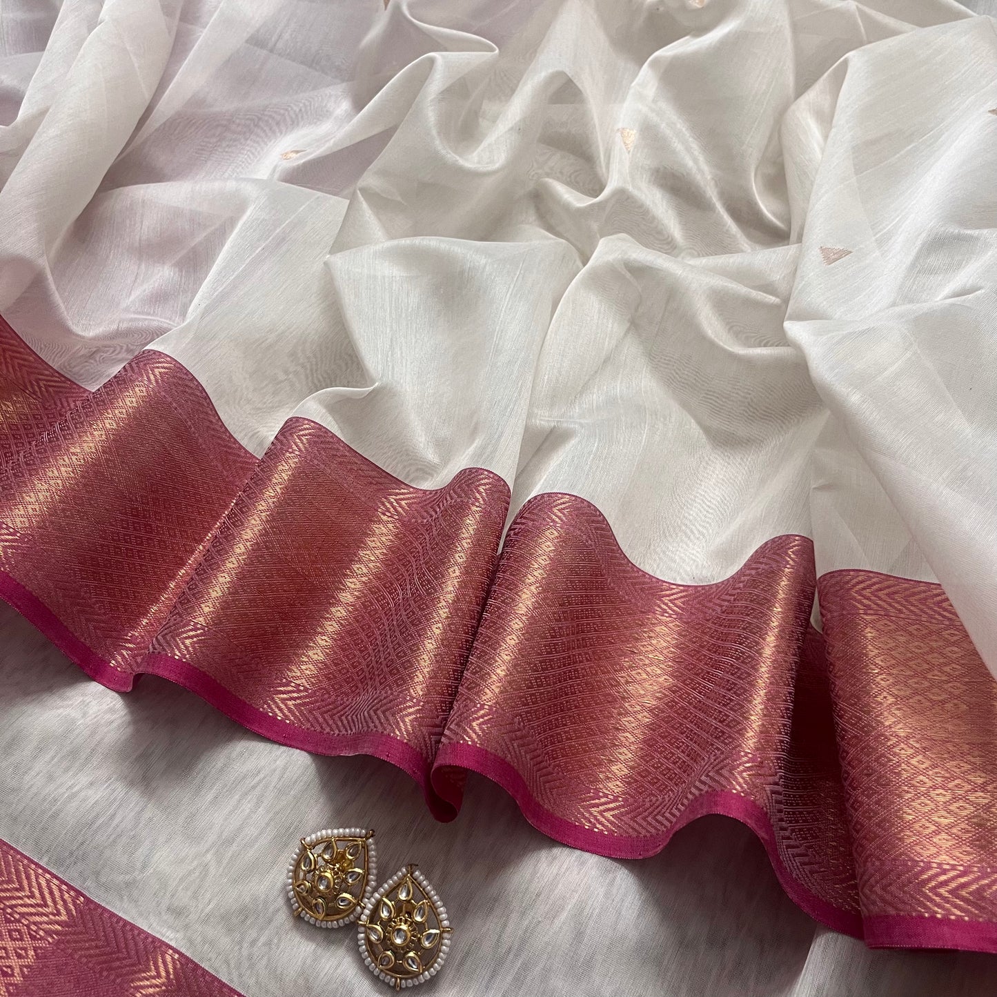 Off white and pink maheshwari saree with triangular bootis all over