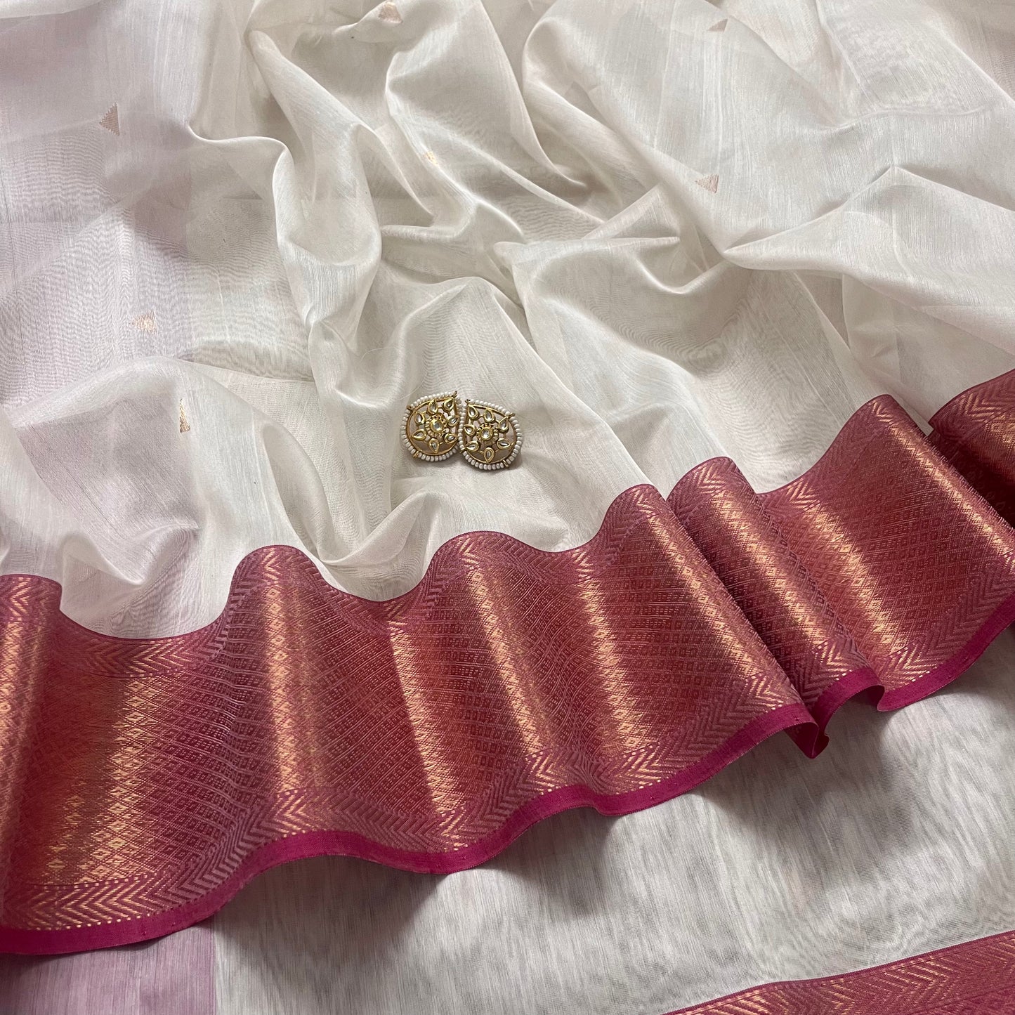 Off white and pink maheshwari saree with triangular bootis all over