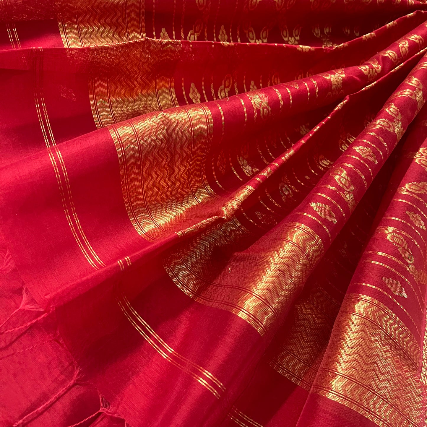 Red maheshwari saree with zari jaal work on pallu