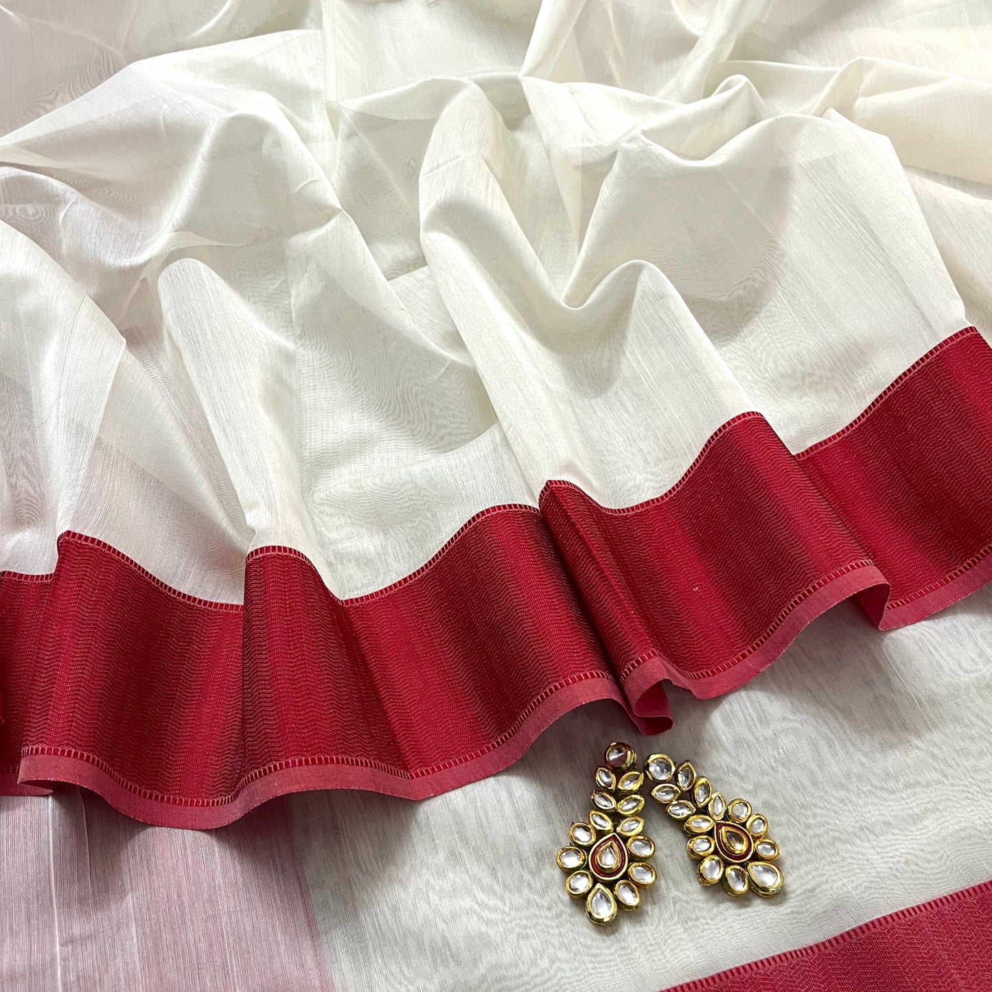 White and red Maheshwari saree with resham border
