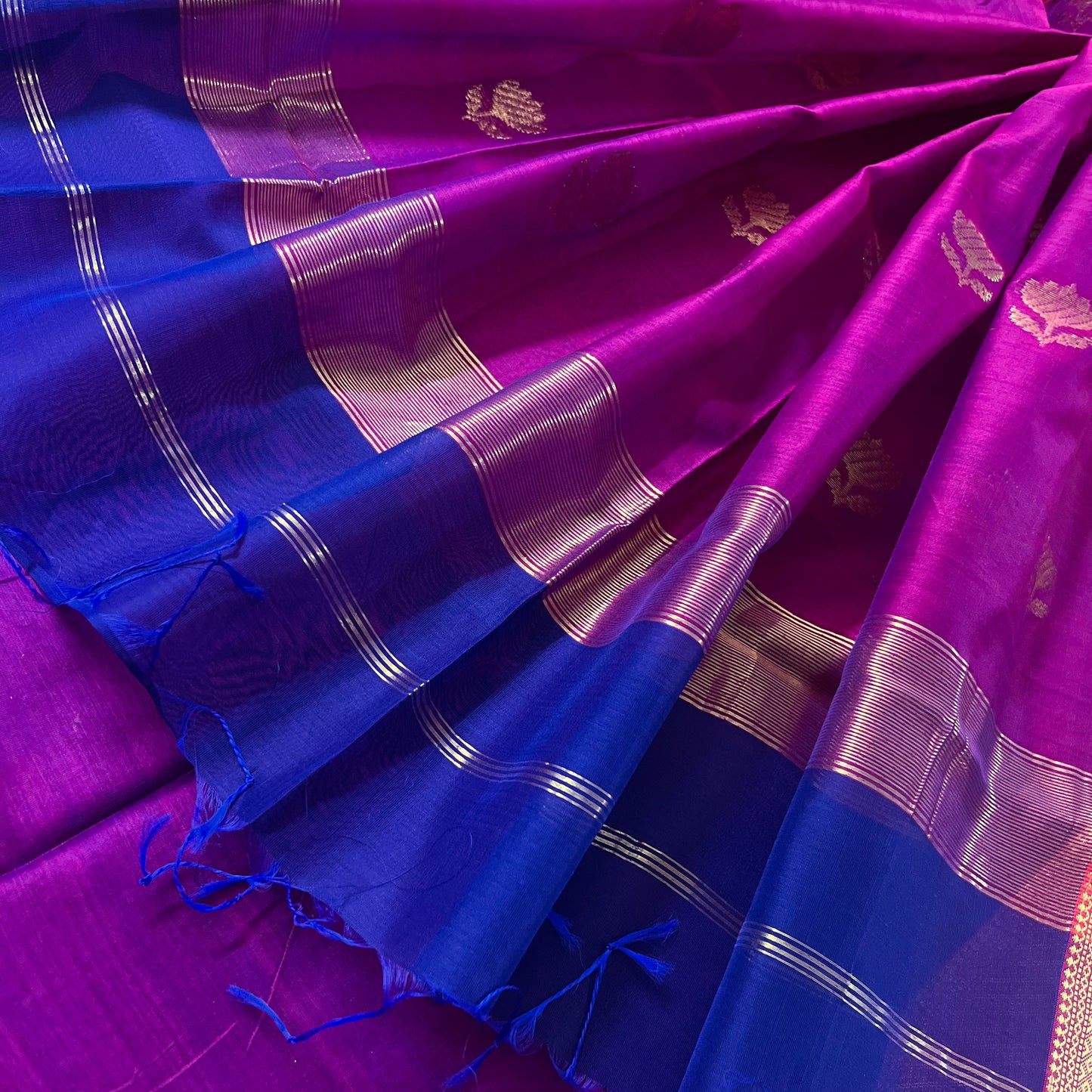 Dark blue and pink maheshwari saree with flower motifs on pallu