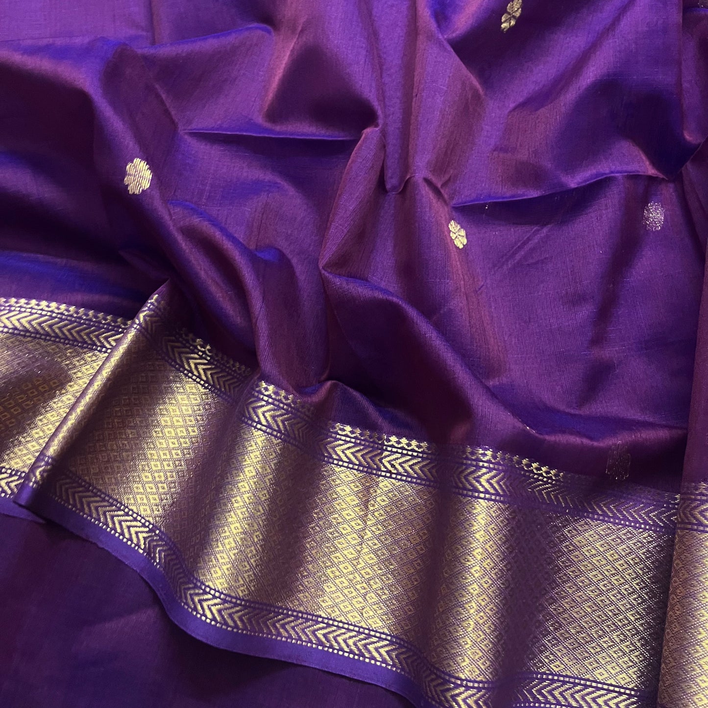 Violet dual tone maheshwari saree with Paisley motifs on pallu