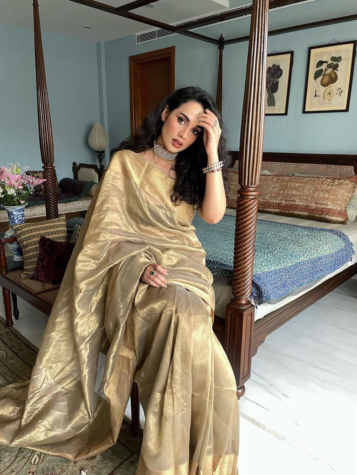 Kanchi Pattu Sarees - Gold silver kanchipuram silk saree in green edge  lining border from manufacturer at kanjivaram silks. 🛒 Click the link to  see price https://kanjivaramsilks.com/kanchipuram-silk-sarees/ 📱 WhatsApp:  9182075118 Fabric: Pure