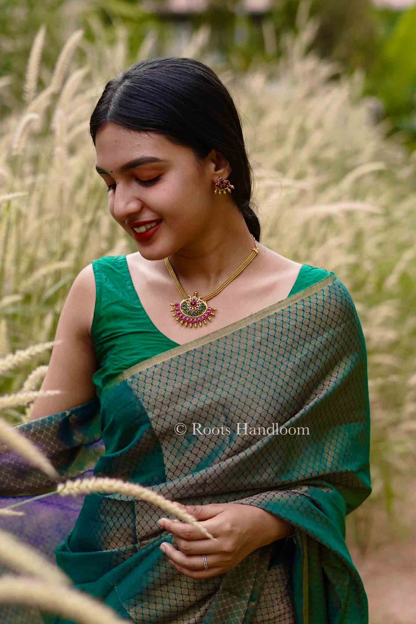 Peacock Green & Blue Dual Tone Maheshwari Saree – Roots Handloom